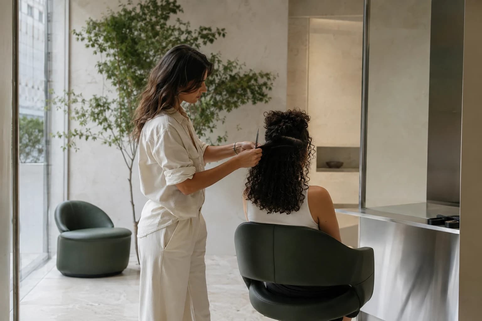 Profissional cuidando do cabelo de uma cliente em um salão contemporâneo